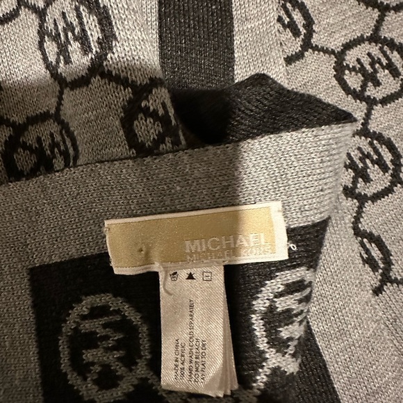 Micheal Kros grey scarf - Picture 2 of 2